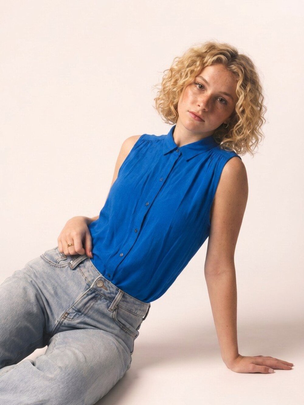 GAP Blue Sleeveless Button Down Blouse
